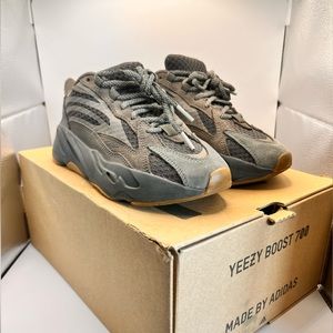 YEEZY BOOST SIZE 5